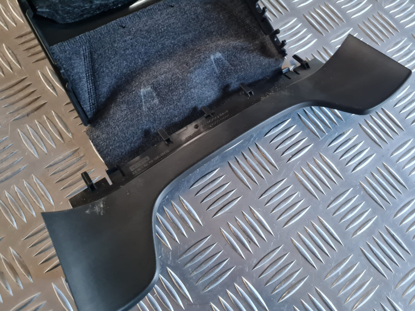 Stūres statnes putekļu aizsargs (salonā) priekš OPEL INSIGNIA 2010 4 Stūres statnes putekļu aizsargs (salonā) priekš OPEL INSIGNIA 2010