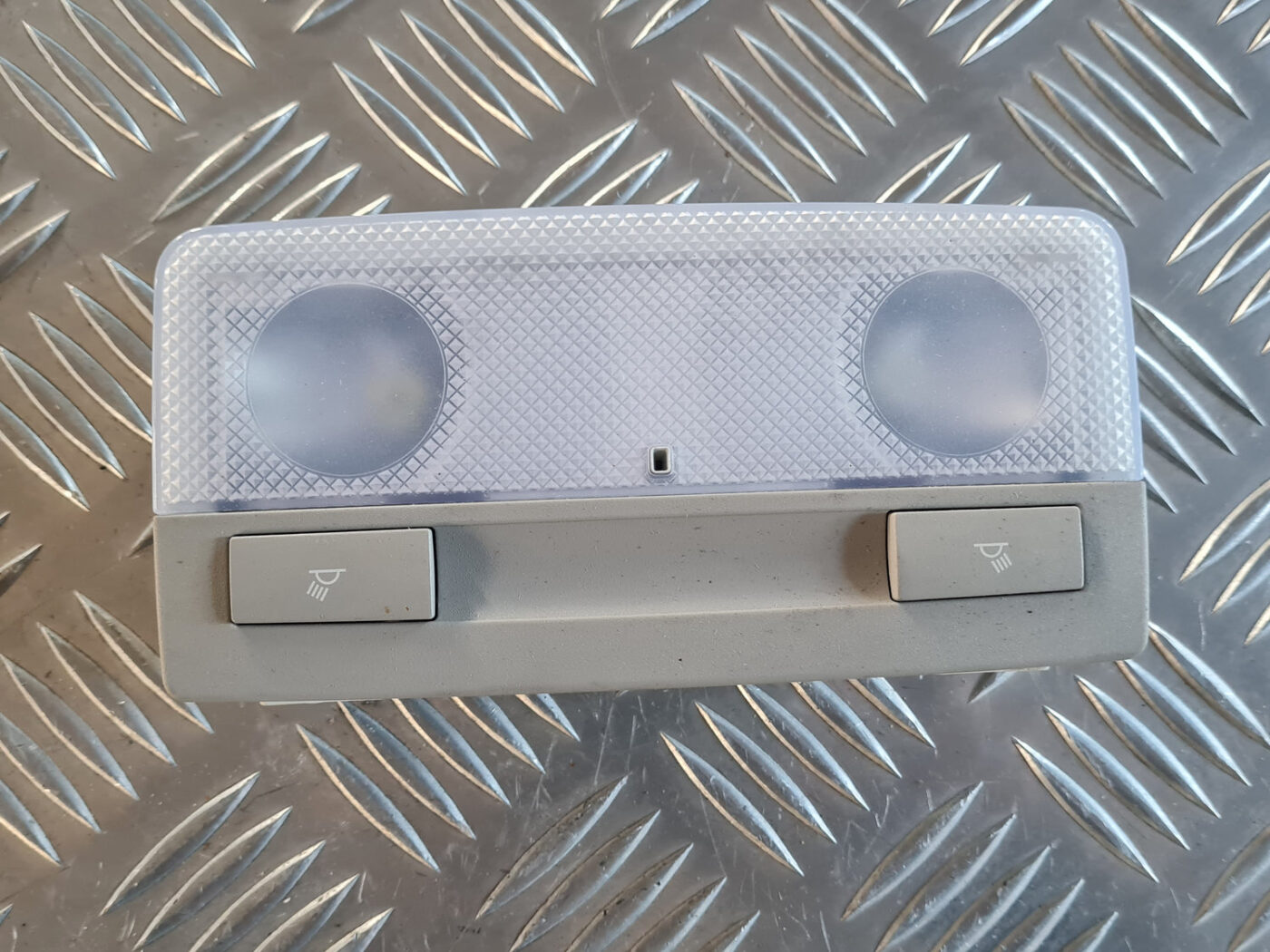 Aizmugurējo sēdvietu apgaismojums priekš OPEL INSIGNIA 2010 2 Aizmugurējo sēdvietu apgaismojums priekš OPEL INSIGNIA 2010