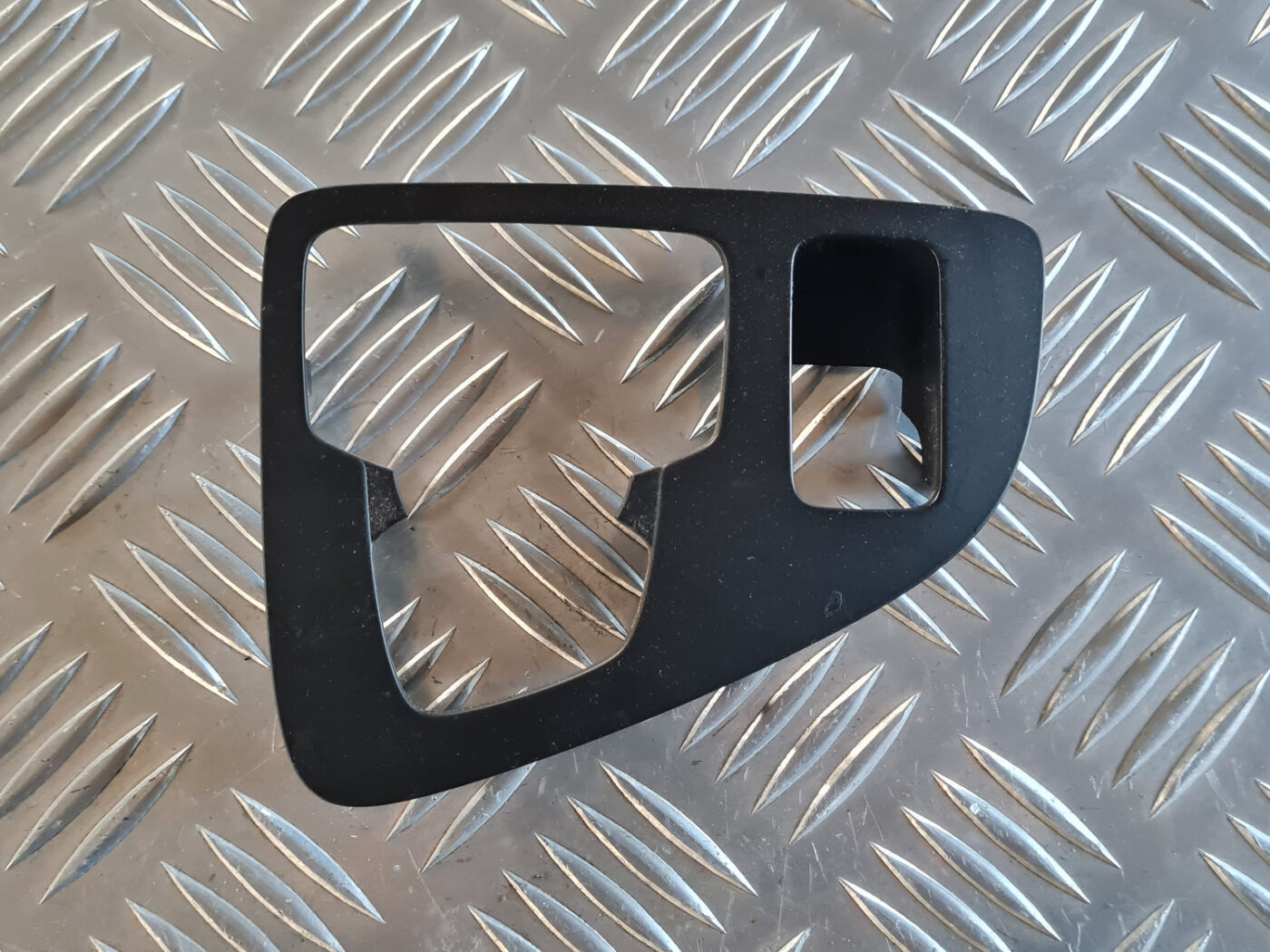 Centrālās konsoles dekoratīvais rāmis priekš OPEL INSIGNIA 2010 2 Centrālās konsoles dekoratīvais rāmis priekš OPEL INSIGNIA 2010