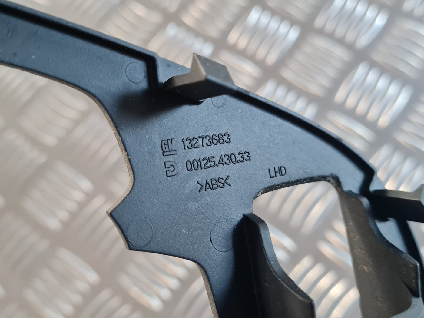 Centrālās konsoles dekoratīvais rāmis priekš OPEL INSIGNIA 2010 3 Centrālās konsoles dekoratīvais rāmis priekš OPEL INSIGNIA 2010