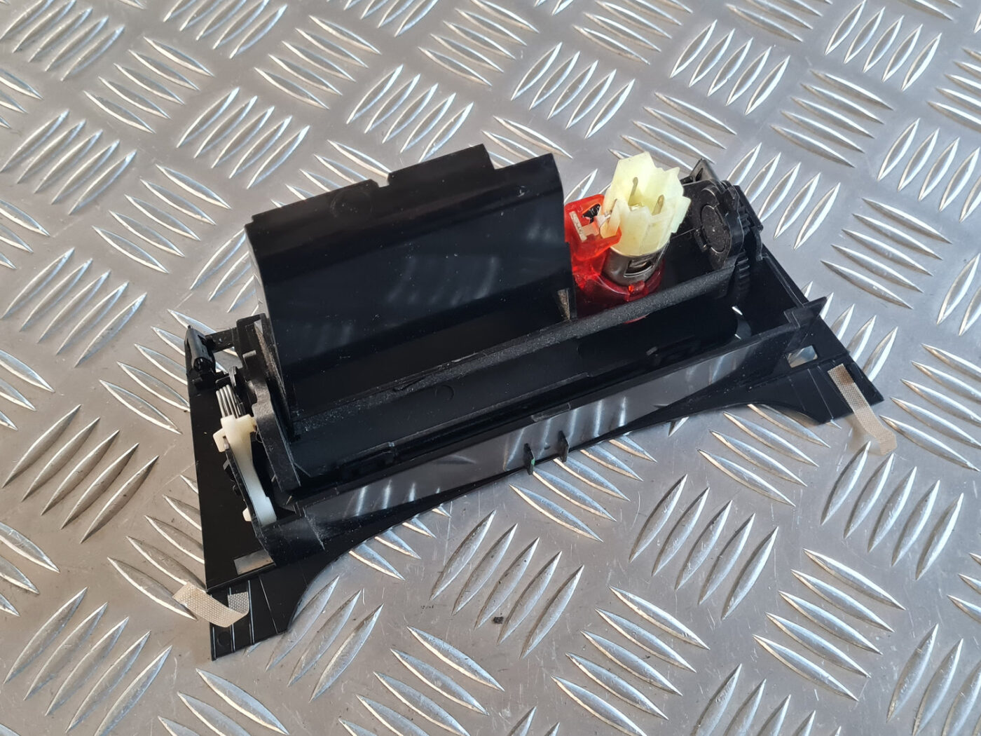 Pelnu trauks priekš OPEL INSIGNIA 2010 5 Pelnu trauks priekš OPEL INSIGNIA 2010