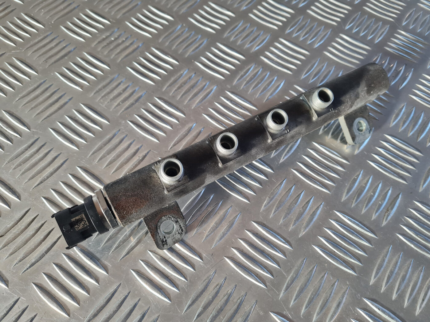 Degvielas sadales caurule priekš OPEL INSIGNIA 2010 2 Degvielas sadales caurule priekš OPEL INSIGNIA 2010