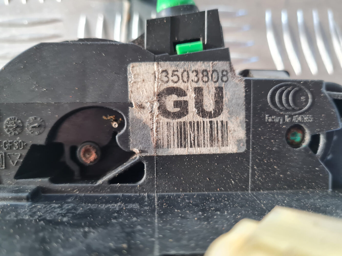 Aizmugurējo labo durvju slēdzene priekš OPEL INSIGNIA 2010 6 Aizmugurējo labo durvju slēdzene priekš OPEL INSIGNIA 2010