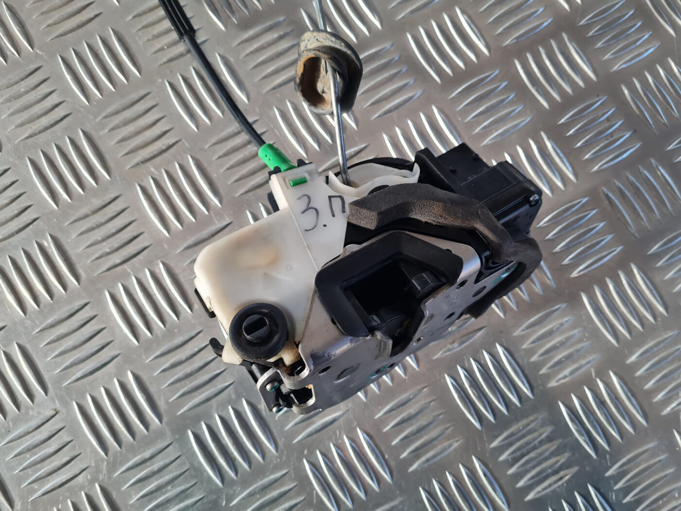 Aizmugurējo labo durvju slēdzene priekš OPEL INSIGNIA 2010 5 Aizmugurējo labo durvju slēdzene priekš OPEL INSIGNIA 2010