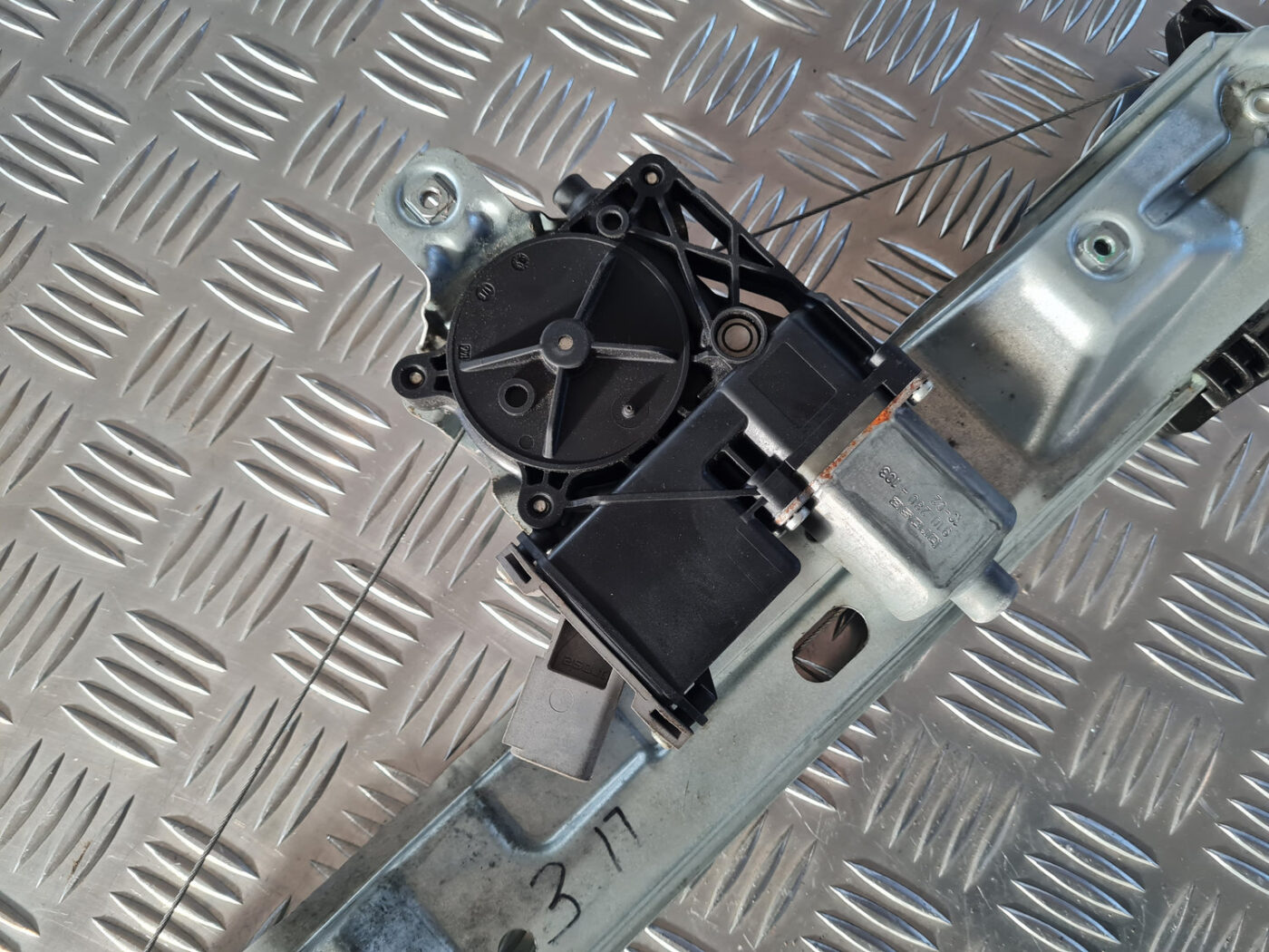 Stikla pacelšanas mehānisms aizmugurējais labais priekš OPEL INSIGNIA 2010 2 Stikla pacelšanas mehānisms aizmugurējais labais priekš OPEL INSIGNIA 2010