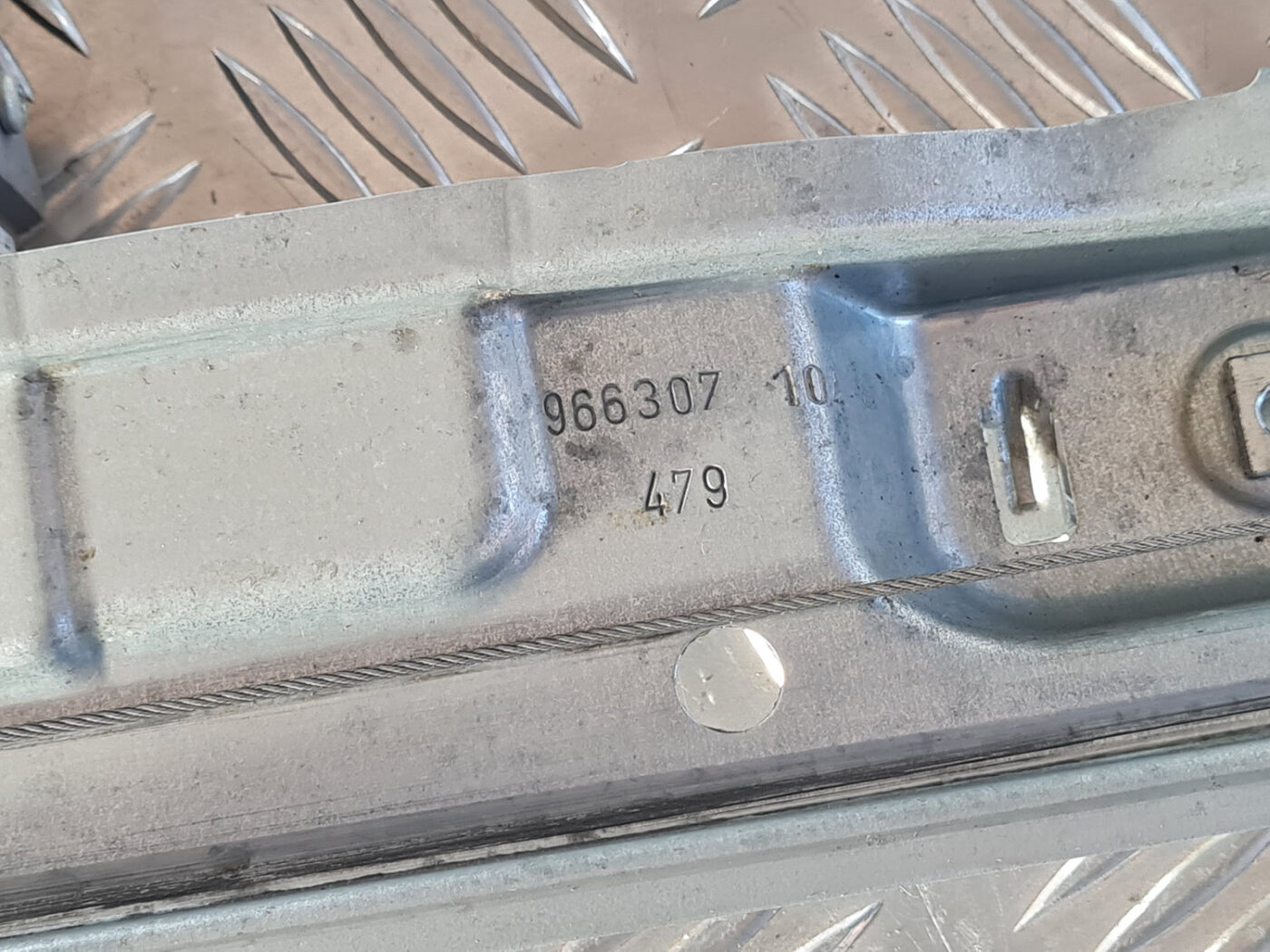 Stikla pacelšanas mehānisms aizmugurējais labais priekš OPEL INSIGNIA 2010 4 Stikla pacelšanas mehānisms aizmugurējais labais priekš OPEL INSIGNIA 2010