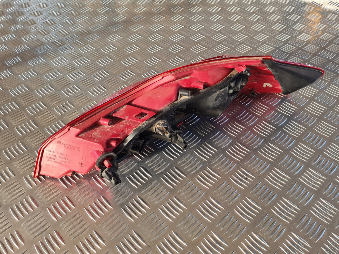 Bagāžnieka vāka kreisais lukturis priekš OPEL INSIGNIA 2010 8 Bagāžnieka vāka kreisais lukturis priekš OPEL INSIGNIA 2010