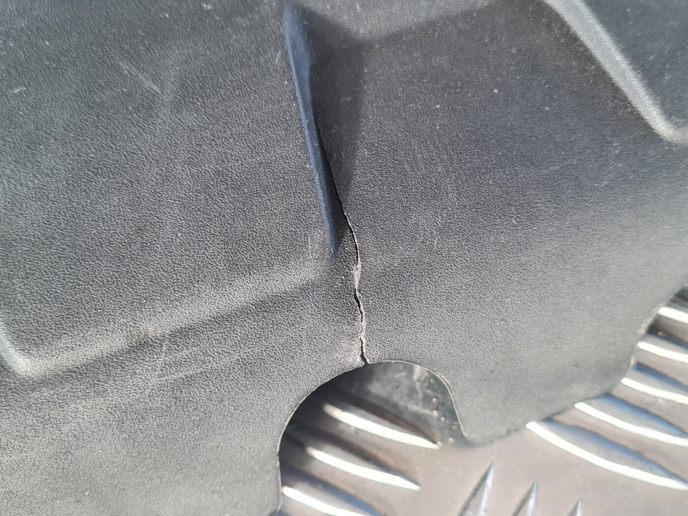 Dzinēja dekoratīvais vāks priekš OPEL INSIGNIA 2010 2 Dzinēja dekoratīvais vāks priekš OPEL INSIGNIA 2010