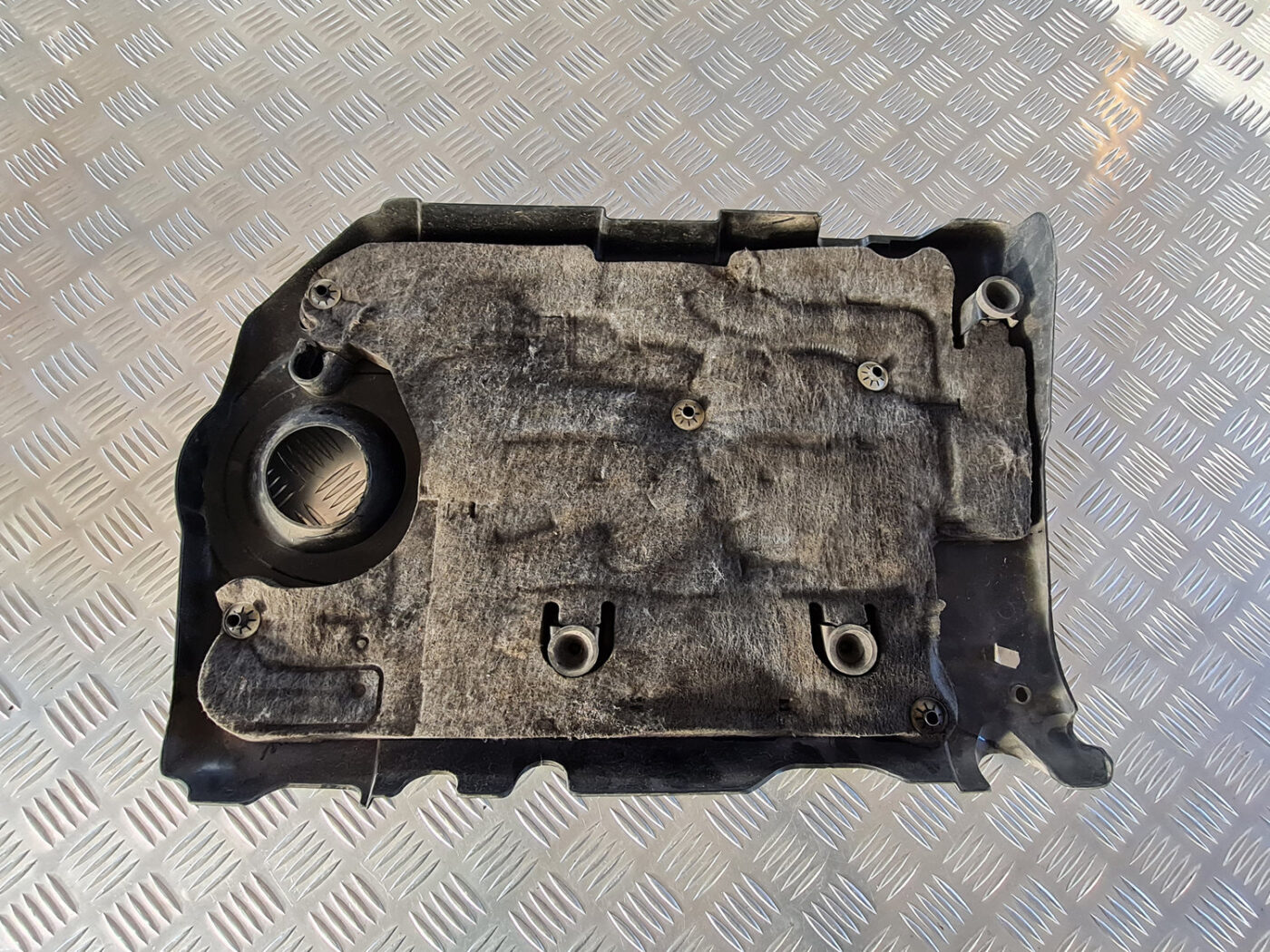 Dzinēja dekoratīvais vāks priekš OPEL INSIGNIA 2010 4 Dzinēja dekoratīvais vāks priekš OPEL INSIGNIA 2010