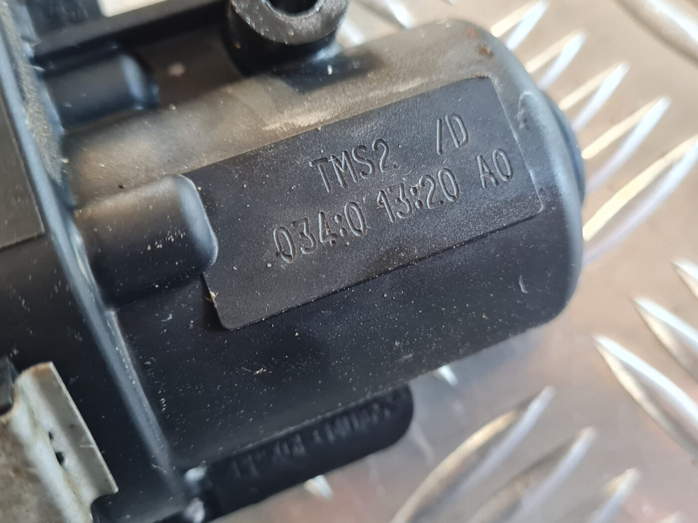 Ieplūdes kolektora garuma mērīšanas mehānisms priekš OPEL INSIGNIA 2010 6 Ieplūdes kolektora garuma mērīšanas mehānisms priekš OPEL INSIGNIA 2010