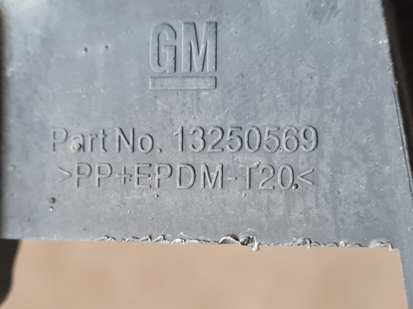 Radiatoru augšēja uzlika priekš OPEL INSIGNIA 2010 3 Radiatoru augšēja uzlika priekš OPEL INSIGNIA 2010