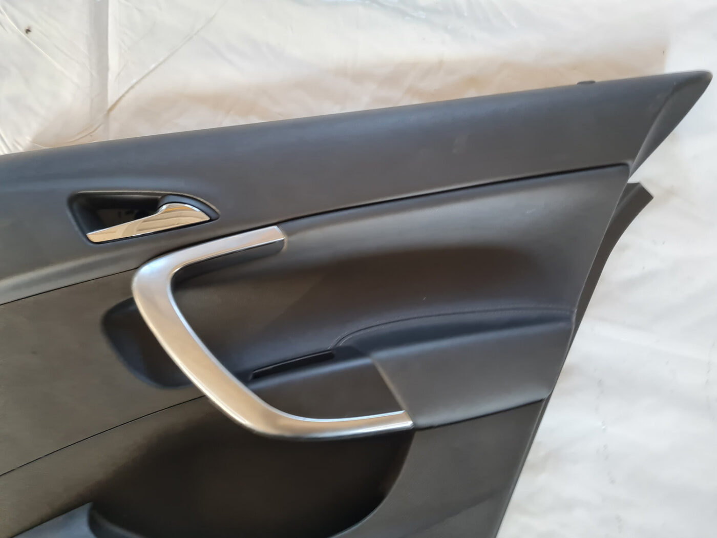 Aizmugurējo labo durvju apdare priekš OPEL INSIGNIA 2010 8 Aizmugurējo labo durvju apdare priekš OPEL INSIGNIA 2010