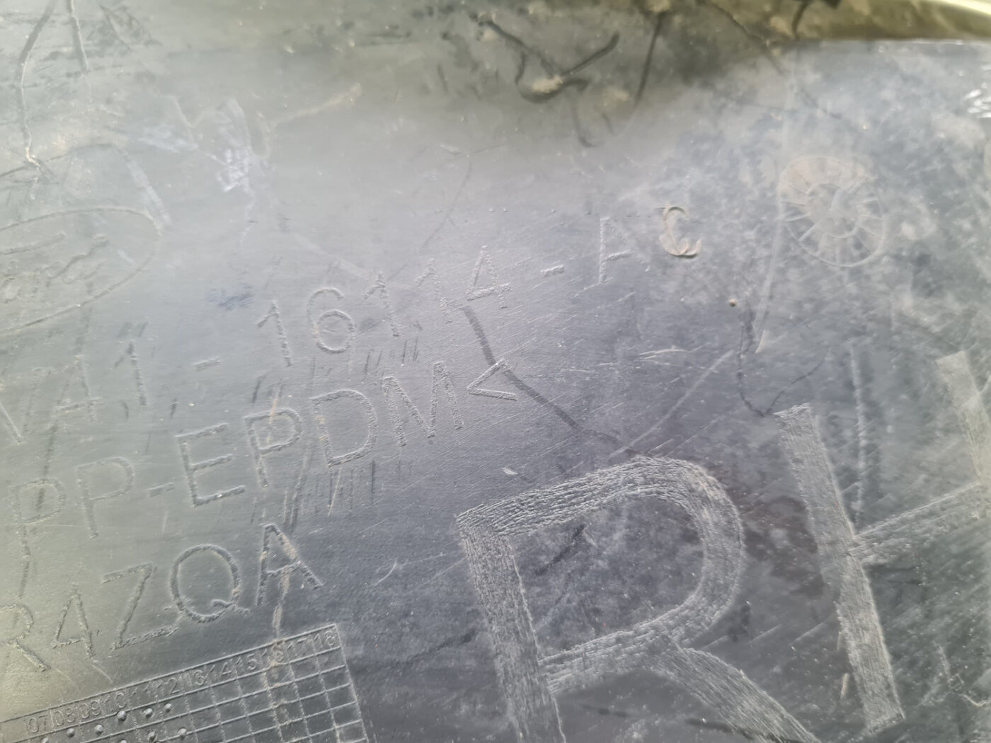 Priekšējais labais paspārns priekš FORD KUGA 2008-2013 6 Priekšējais labais paspārns priekš FORD KUGA 2008-2013