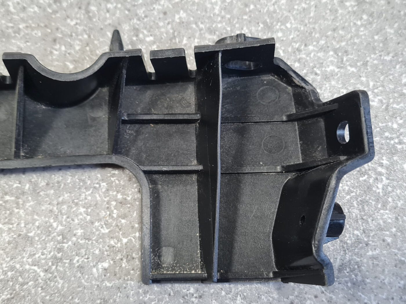 Priekšējā spārna un bufera stiprinājums priekš AUDI A4 2005 5 Priekšējā spārna un bufera stiprinājums priekš AUDI A4 2005