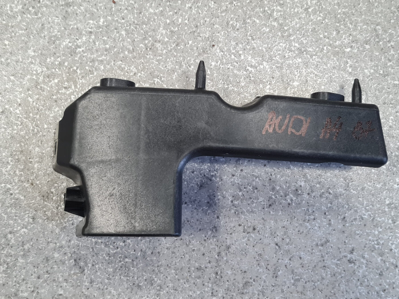 Priekšējā spārna un bufera stiprinājums priekš AUDI A4 2005 3 Priekšējā spārna un bufera stiprinājums priekš AUDI A4 2005