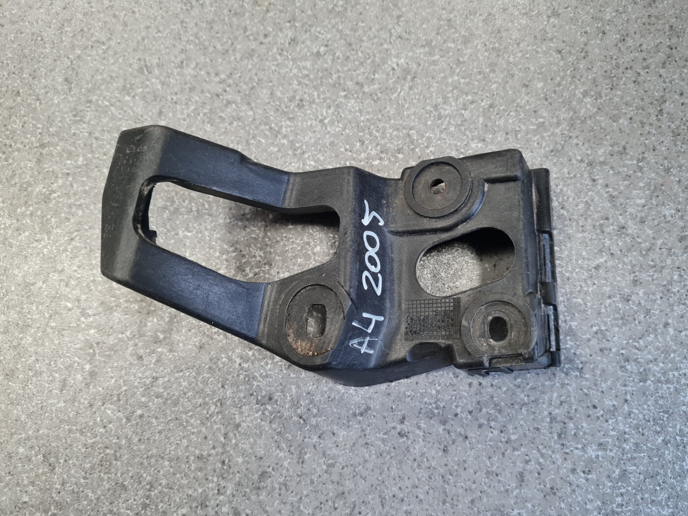 Priekšējā spārna un bufera stiprinājums priekš AUDI A4 2005 2 Priekšējā spārna un bufera stiprinājums priekš AUDI A4 2005