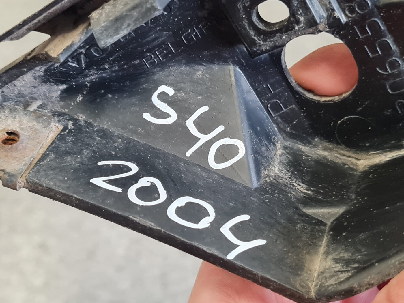 Priekšējā spārna un bufera stiprinājums priekš VOLVO S40 2004 Black 3 Priekšējā spārna un bufera stiprinājums priekš VOLVO S40 2004 Black