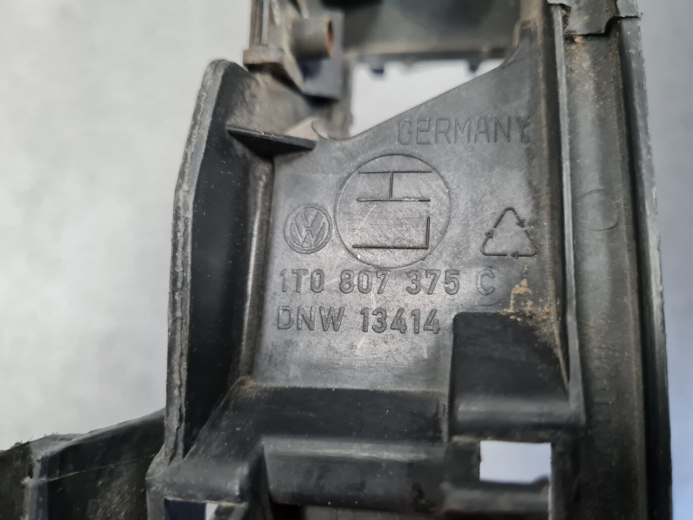 Aizmugurējā spārna un bufera stiprinājums priekš VW TOURAN 2005 4 Aizmugurējā spārna un bufera stiprinājums priekš VW TOURAN 2005