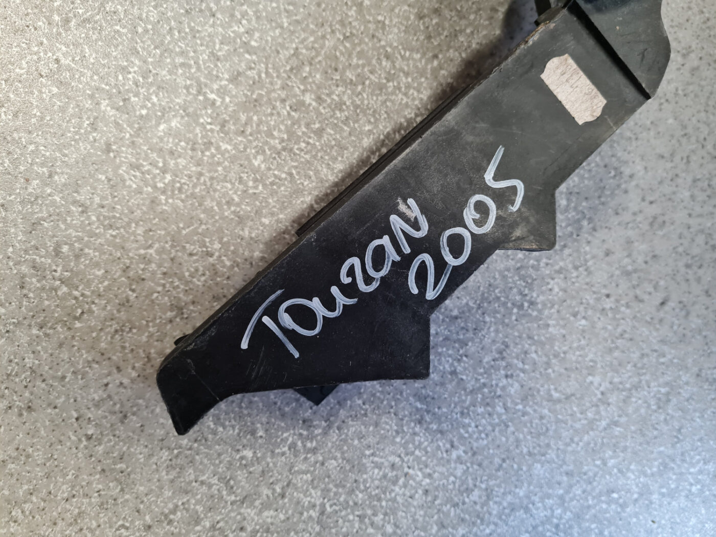 Aizmugurējā spārna un bufera stiprinājums priekš VW TOURAN 2005 3 Aizmugurējā spārna un bufera stiprinājums priekš VW TOURAN 2005