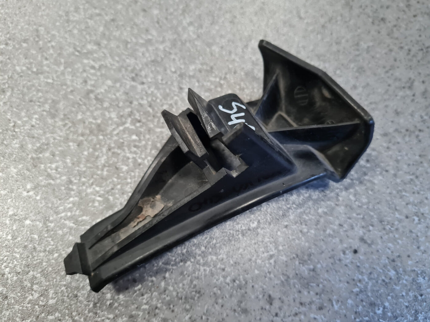 Priekšēja bufera kronšteins priekš VOLVO S40 2004 Black 2 Priekšēja bufera kronšteins priekš VOLVO S40 2004 Black