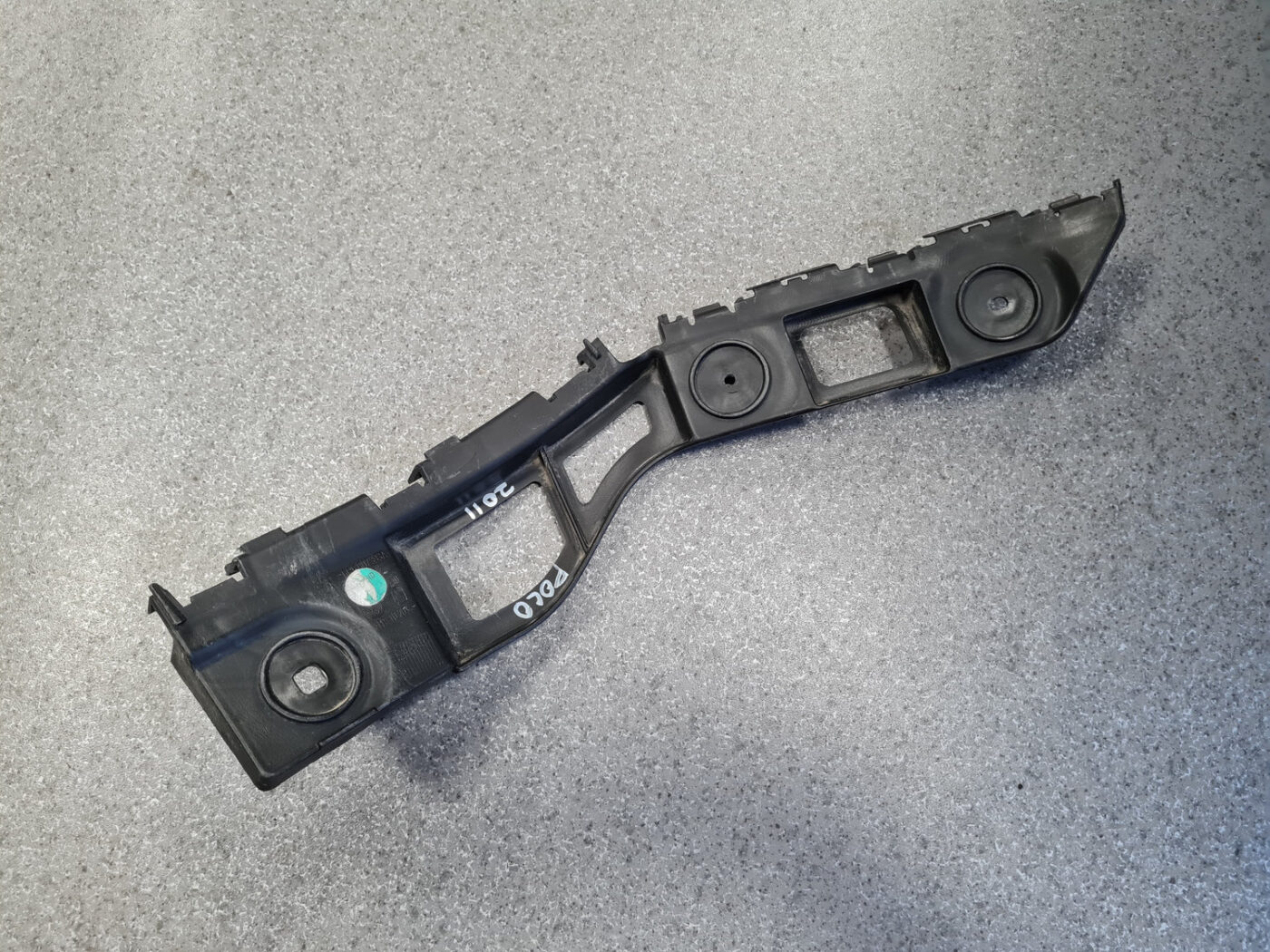 Aizmugurēja bufera kronšteins priekš VW POLO 2011 2 Aizmugurēja bufera kronšteins priekš VW POLO 2011