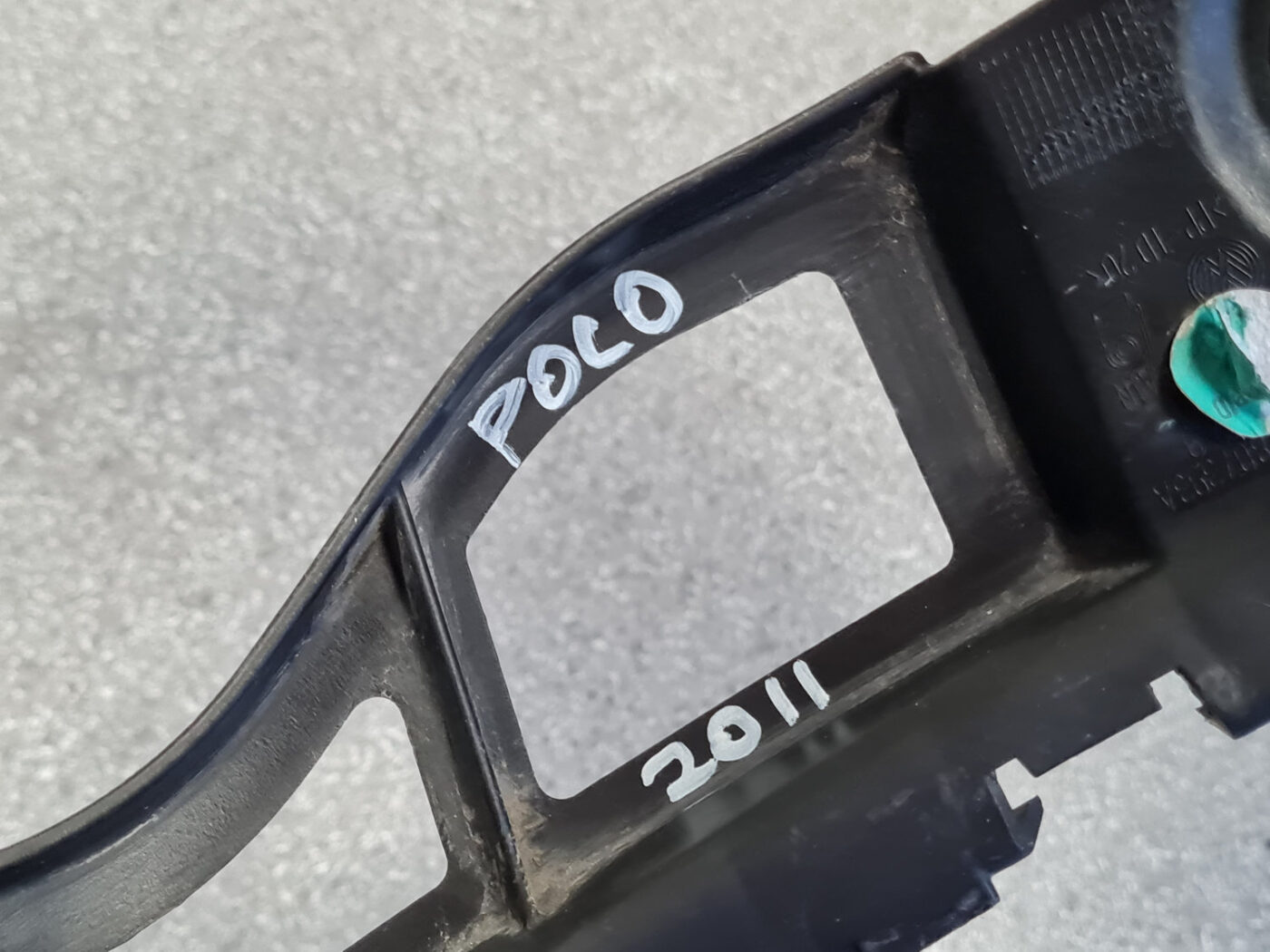 Aizmugurēja bufera kronšteins priekš VW POLO 2011 3 Aizmugurēja bufera kronšteins priekš VW POLO 2011