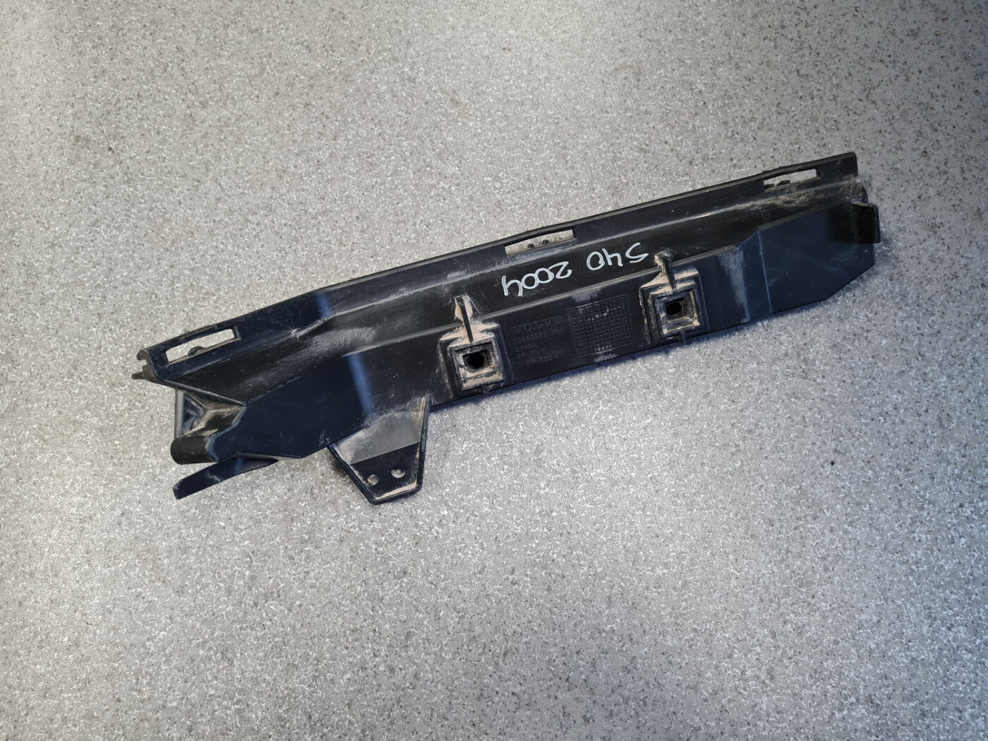 Aizmugurēja bufera kronšteins priekš VOLVO S40 2004 Black 2 Aizmugurēja bufera kronšteins priekš VOLVO S40 2004 Black