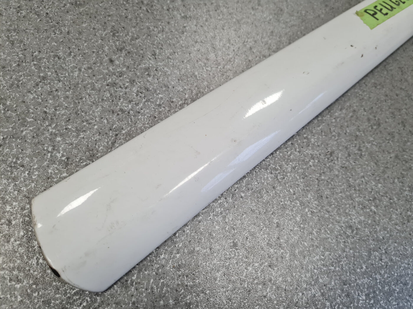 Priekšējo kreiso durvju moldings priekš PEUGEOT 207 2010 2 Priekšējo kreiso durvju moldings priekš PEUGEOT 207 2010