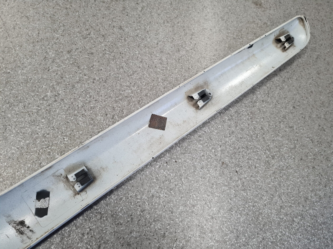 Priekšējo kreiso durvju moldings priekš PEUGEOT 207 2010 10 Priekšējo kreiso durvju moldings priekš PEUGEOT 207 2010