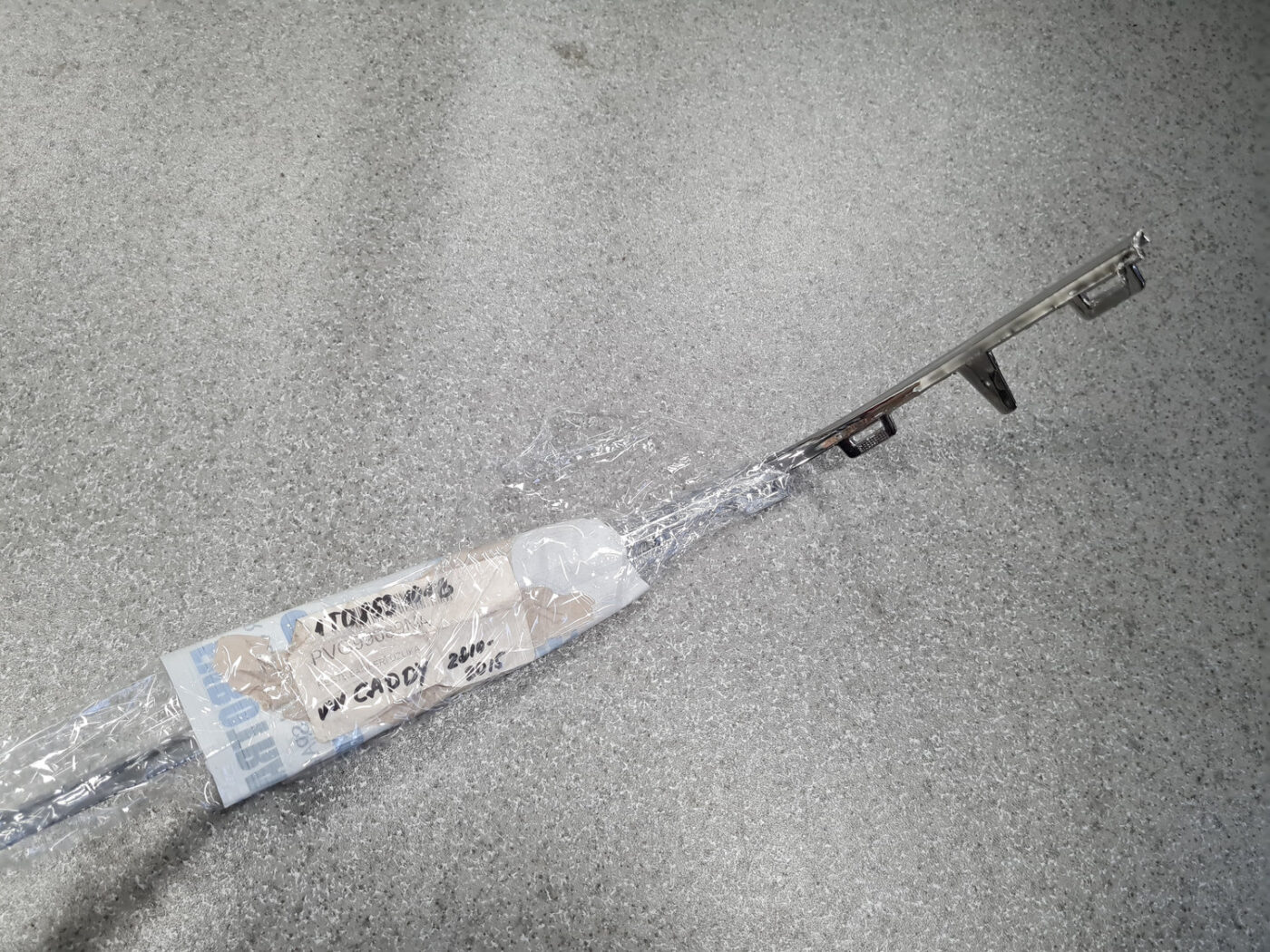 Priekšējā režģa hromēta uzlika priekš VW CADDY 2010-2015 5 Priekšējā režģa hromēta uzlika priekš VW CADDY 2010-2015