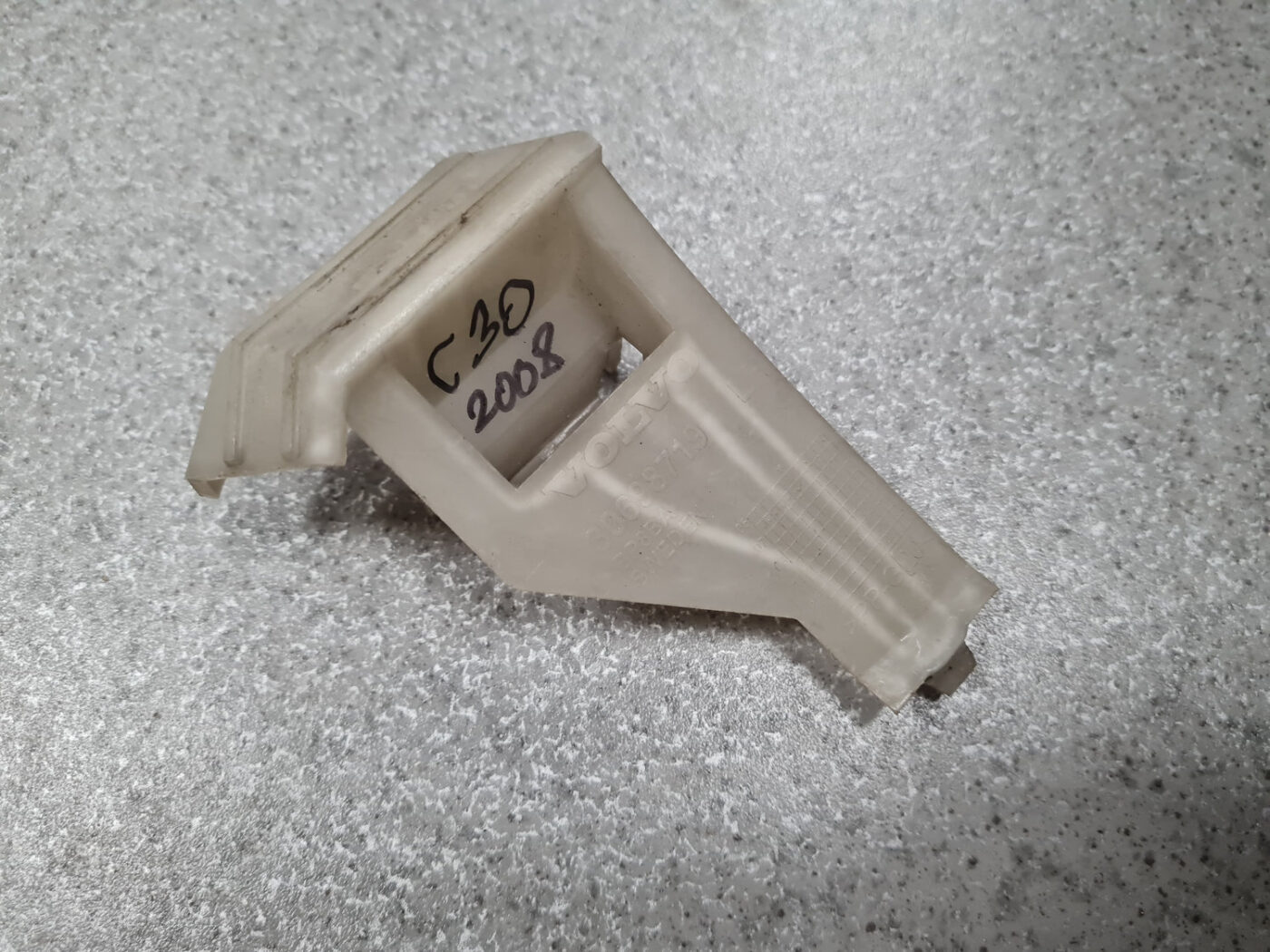 Priekšēja bufera kronšteins priekš VOLVO C30 2008 SILVER 2 Priekšēja bufera kronšteins priekš VOLVO C30 2008 SILVER