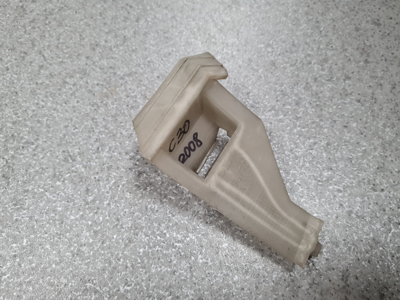 Priekšēja bufera kronšteins priekš VOLVO C30 2008 SILVER 2 Priekšēja bufera kronšteins priekš VOLVO C30 2008 SILVER