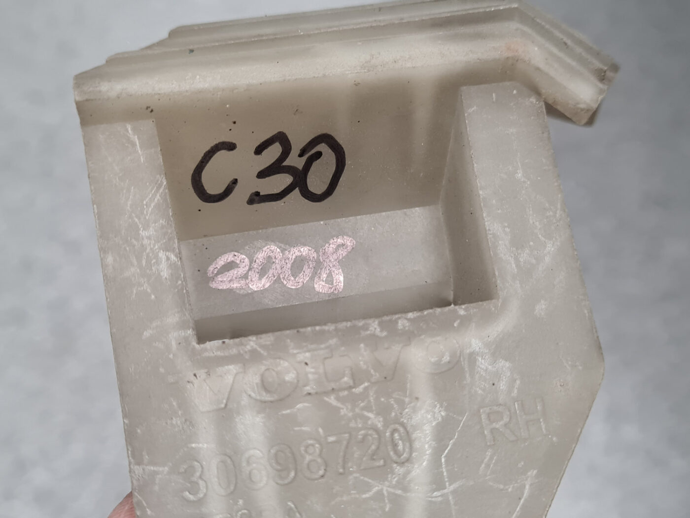 Priekšēja bufera kronšteins priekš VOLVO C30 2008 SILVER 3 Priekšēja bufera kronšteins priekš VOLVO C30 2008 SILVER