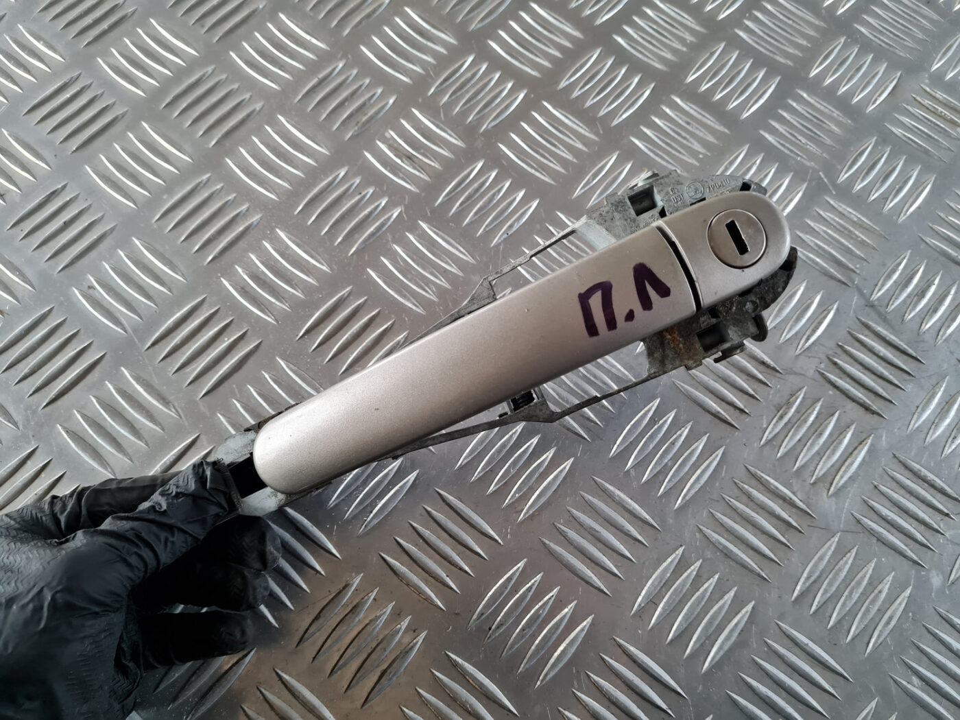 Priekšējāis kreisais durvju rokturis priekš ŠKODA OCTAVIA 2007 2 Priekšējāis kreisais durvju rokturis priekš ŠKODA OCTAVIA 2007