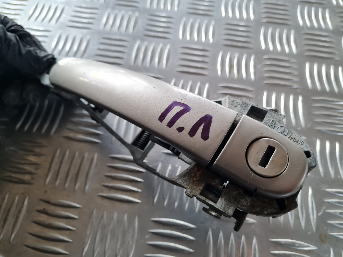 Priekšējāis kreisais durvju rokturis priekš ŠKODA OCTAVIA 2007 5 Priekšējāis kreisais durvju rokturis priekš ŠKODA OCTAVIA 2007