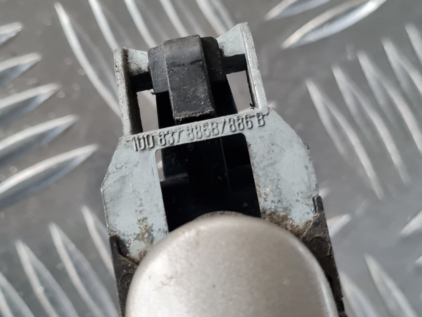 Priekšējāis kreisais durvju rokturis priekš ŠKODA OCTAVIA 2007 4 Priekšējāis kreisais durvju rokturis priekš ŠKODA OCTAVIA 2007