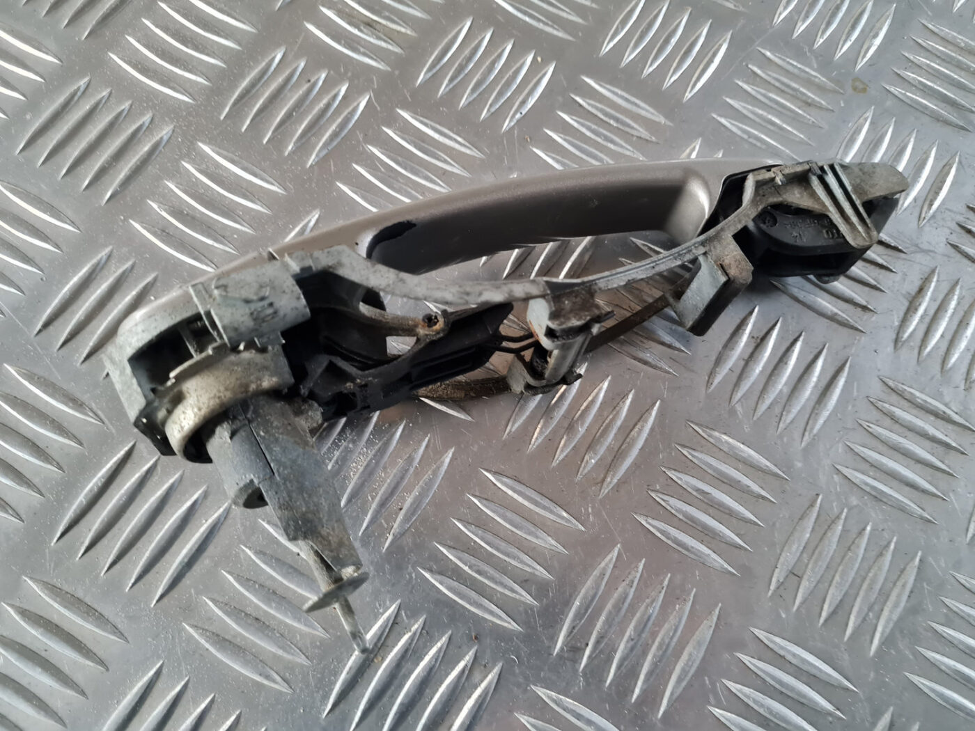 Priekšējāis kreisais durvju rokturis priekš ŠKODA OCTAVIA 2007 3 Priekšējāis kreisais durvju rokturis priekš ŠKODA OCTAVIA 2007