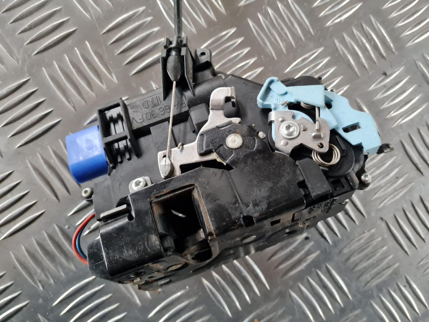 Priekšējo labo durvju slēdzene priekš ŠKODA OCTAVIA 2007 7 Priekšējo labo durvju slēdzene priekš ŠKODA OCTAVIA 2007