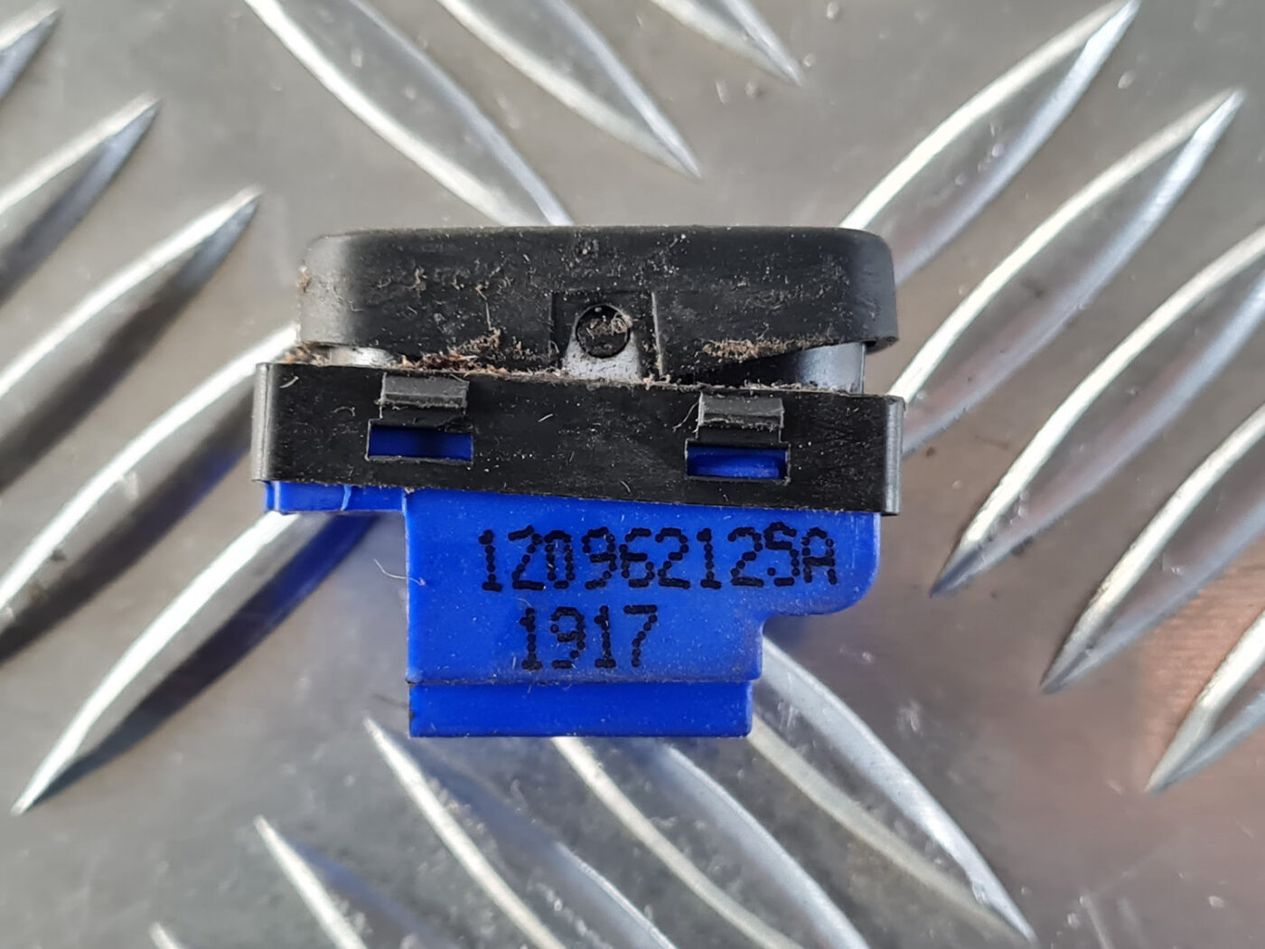 Atvēršanas/aizvēršanas poga priekš ŠKODA OCTAVIA 2007 2 Atvēršanas/aizvēršanas poga priekš ŠKODA OCTAVIA 2007