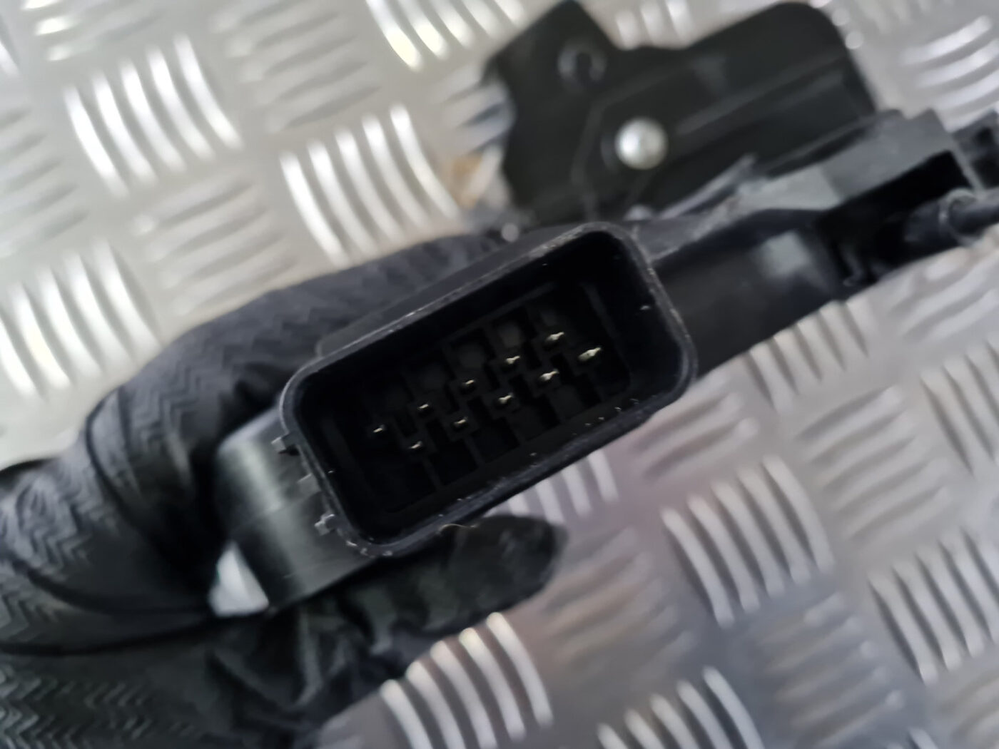 Priekšējo labo durvju slēdzene priekš VOLVO XC 60 2009 3 Priekšējo labo durvju slēdzene priekš VOLVO XC 60 2009