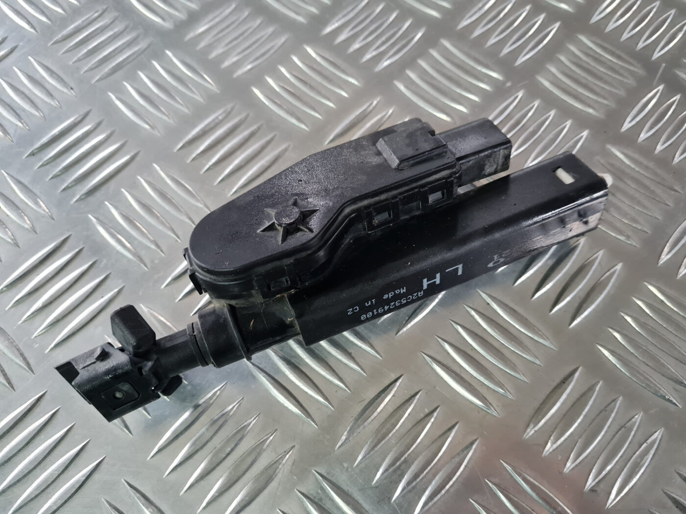 Lukturu mazgātāja sprausla priekš VOLVO XC 60 2009 2 Lukturu mazgātāja sprausla priekš VOLVO XC 60 2009