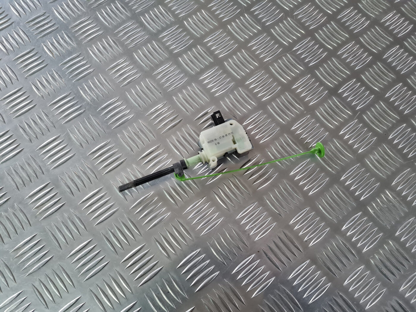 Degvielas tvertnes vāka slēdzene priekš VOLVO XC 60 2009 1 Degvielas tvertnes vāka slēdzene priekš VOLVO XC 60 2009