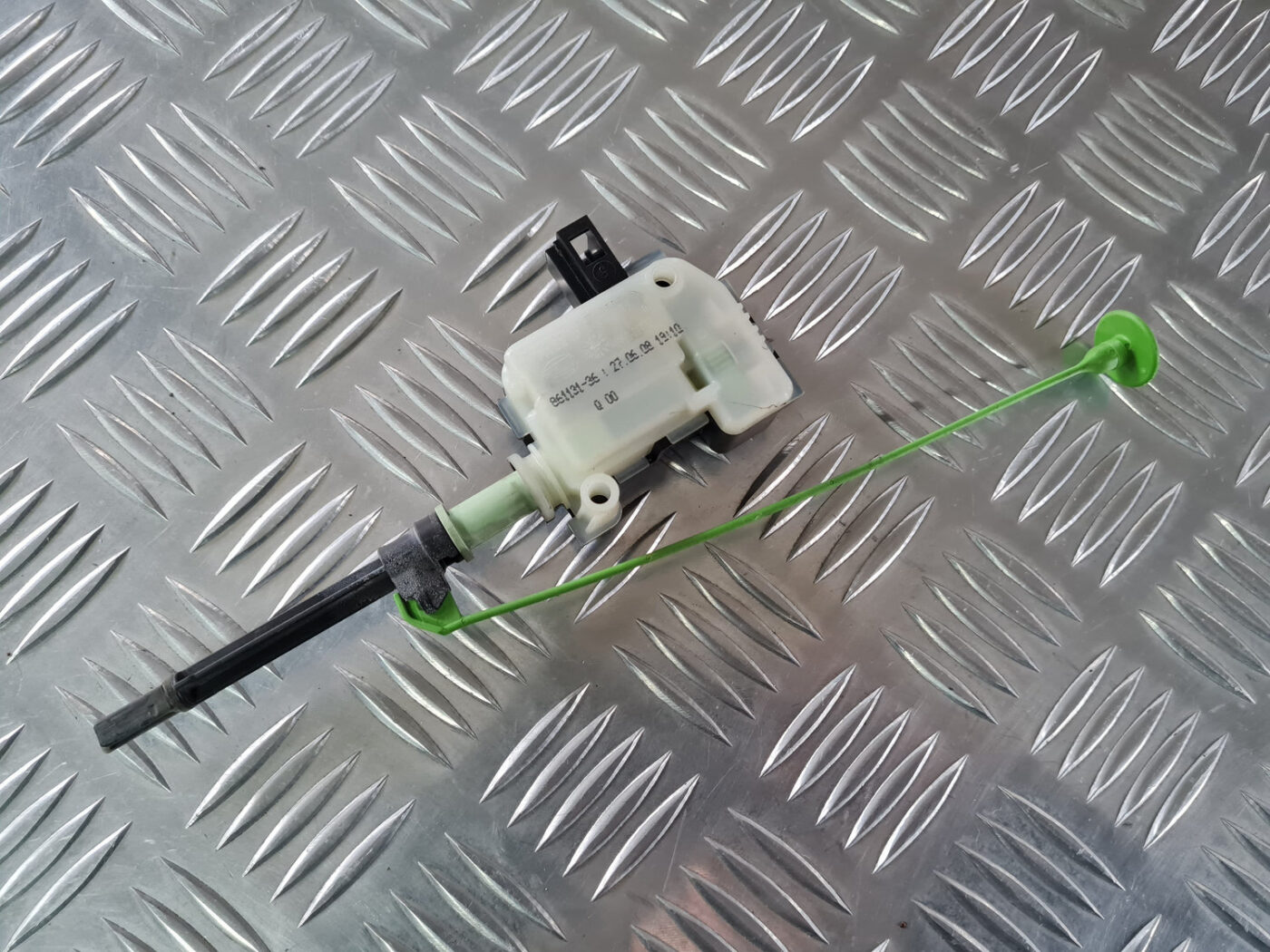 Degvielas tvertnes vāka slēdzene priekš VOLVO XC 60 2009 2 Degvielas tvertnes vāka slēdzene priekš VOLVO XC 60 2009