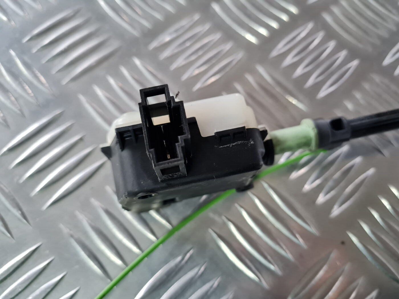 Degvielas tvertnes vāka slēdzene priekš VOLVO XC 60 2009 3 Degvielas tvertnes vāka slēdzene priekš VOLVO XC 60 2009