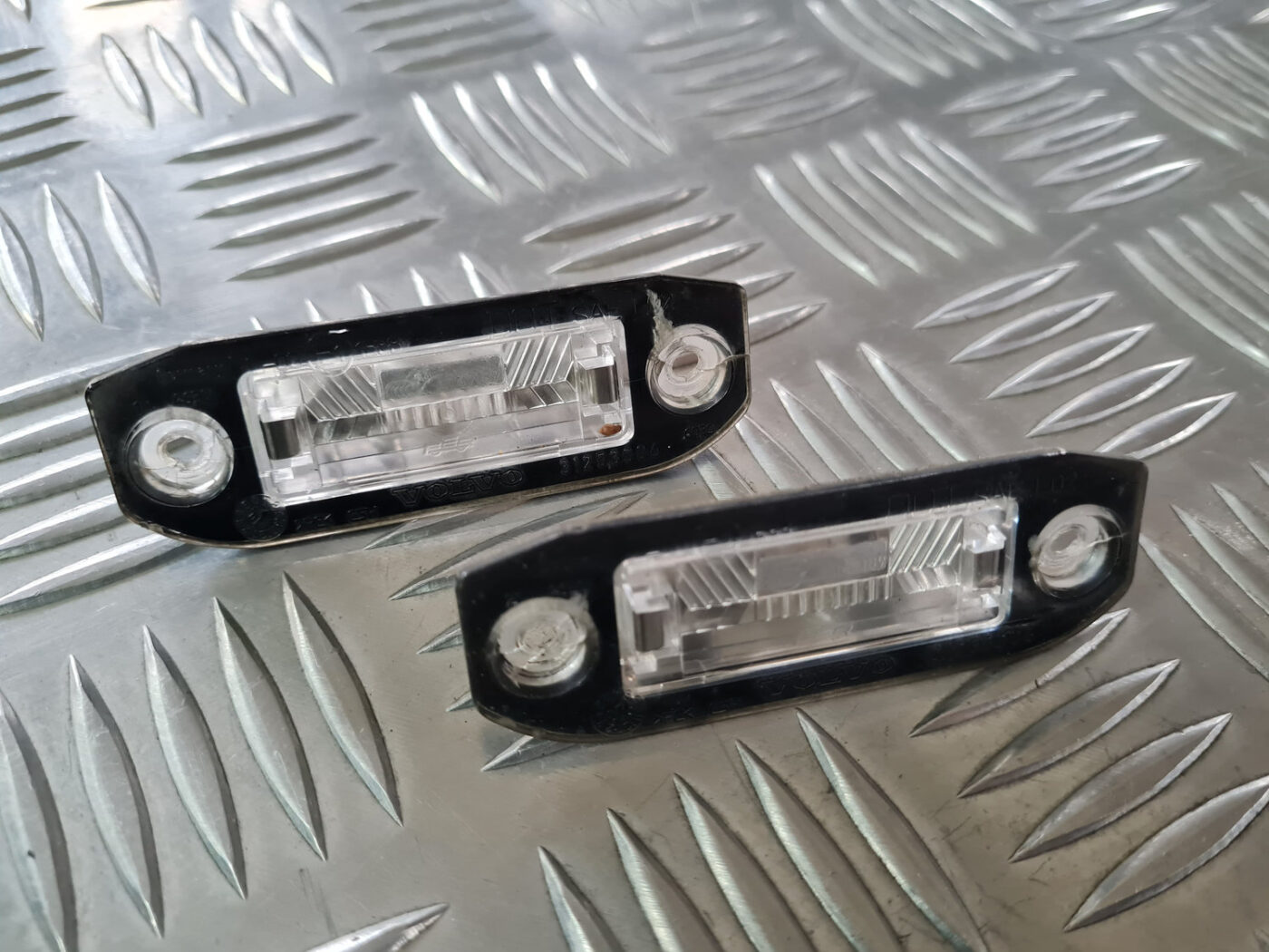 Numura zīmes apgaismojums priekš VOLVO XC 60 2009 6 Numura zīmes apgaismojums priekš VOLVO XC 60 2009