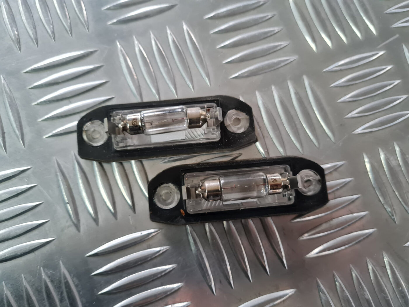 Numura zīmes apgaismojums priekš VOLVO XC 60 2009 5 Numura zīmes apgaismojums priekš VOLVO XC 60 2009