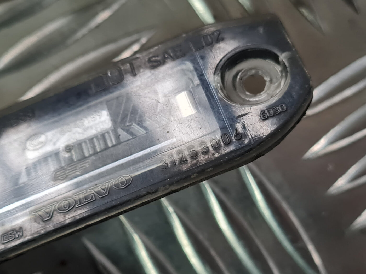 Numura zīmes apgaismojums priekš VOLVO XC 60 2009 3 Numura zīmes apgaismojums priekš VOLVO XC 60 2009