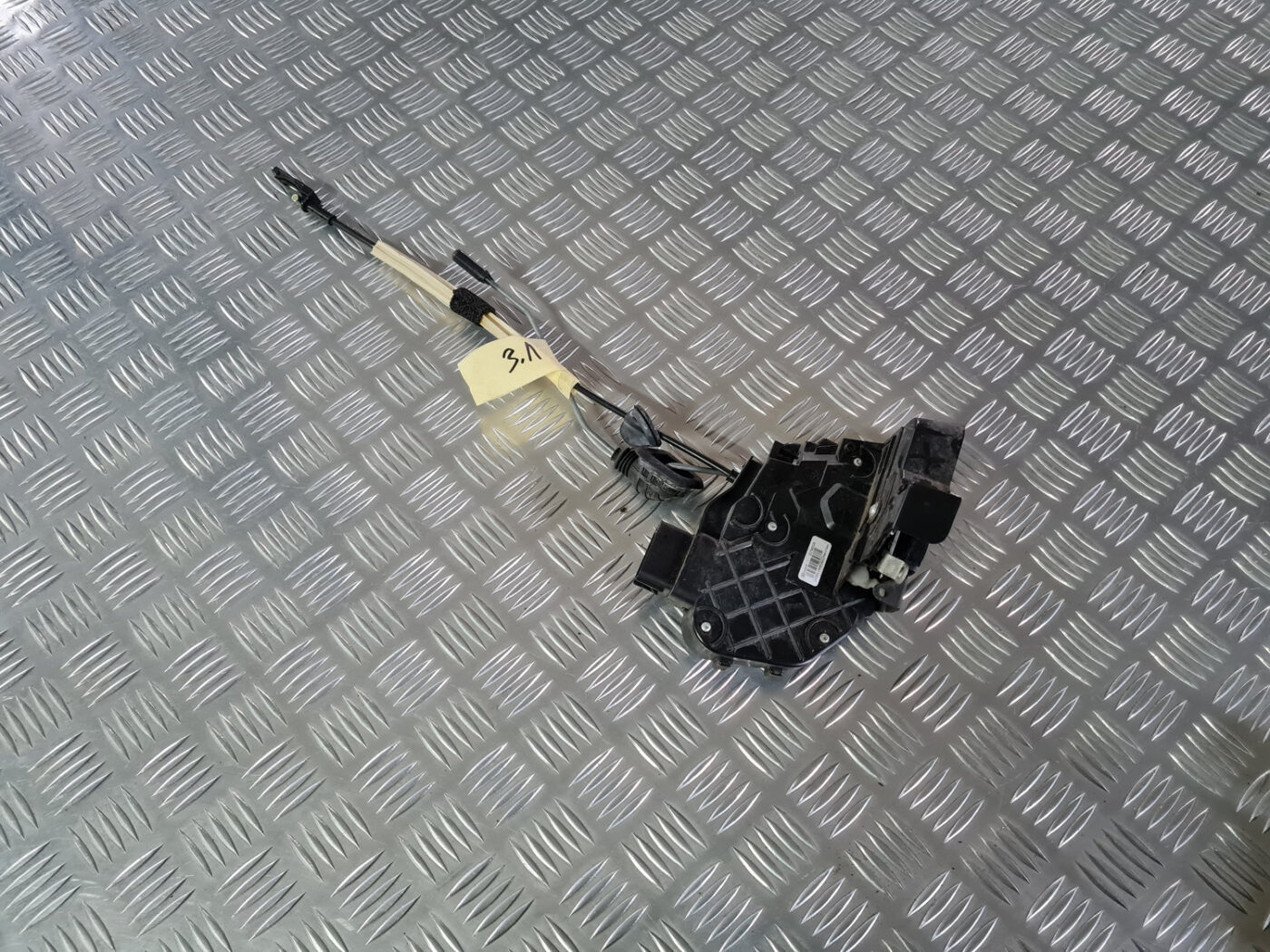 Aizmugurējo kreiso durvju slēdzene priekš VOLVO XC 60 2009 1 Aizmugurējo kreiso durvju slēdzene priekš VOLVO XC 60 2009