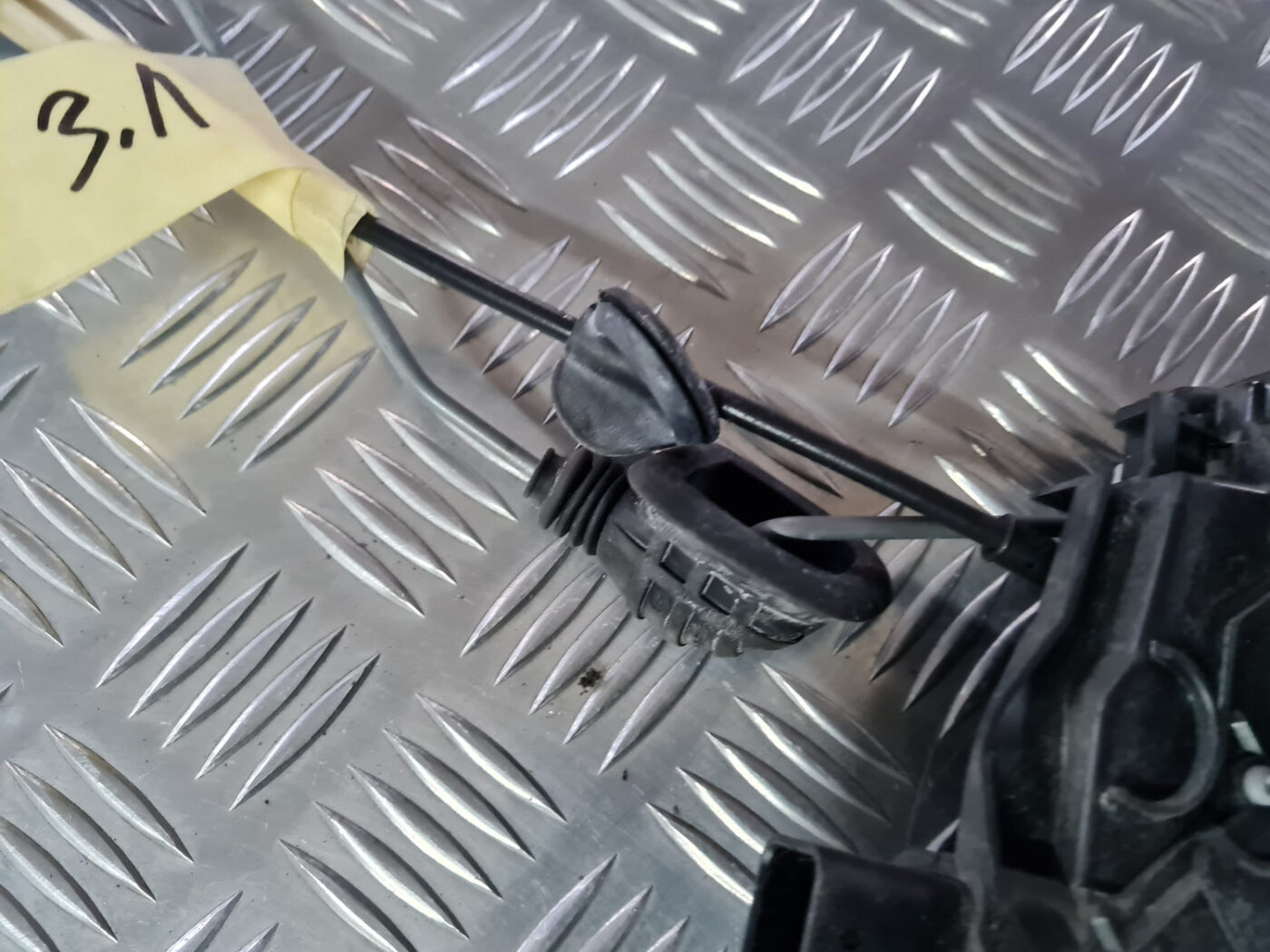 Aizmugurējo kreiso durvju slēdzene priekš VOLVO XC 60 2009 6 Aizmugurējo kreiso durvju slēdzene priekš VOLVO XC 60 2009