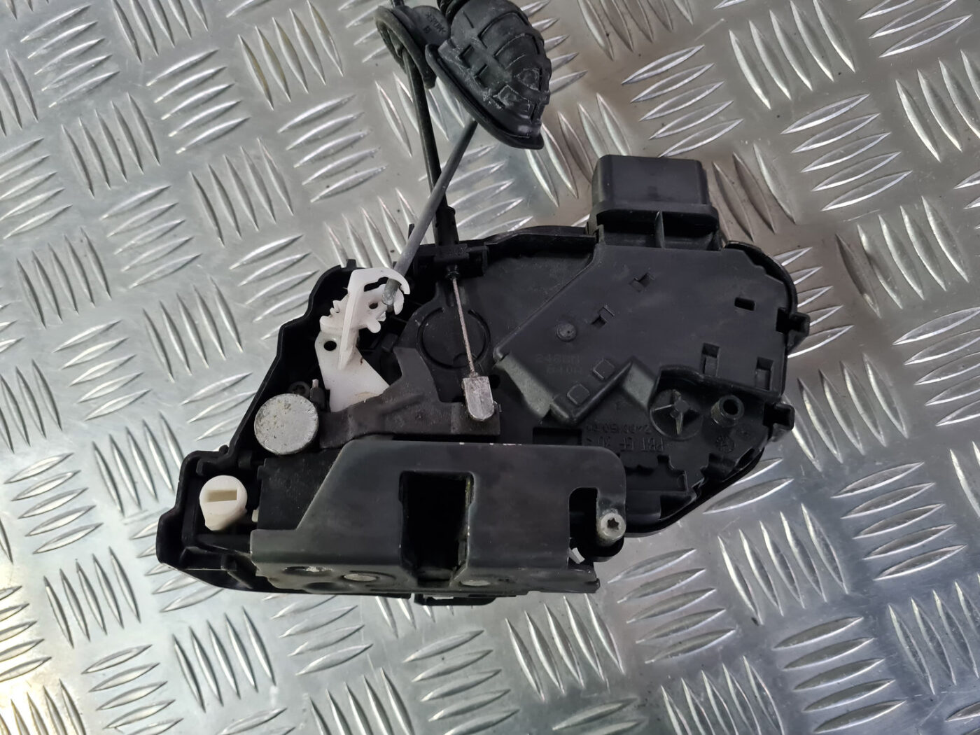 Aizmugurējo kreiso durvju slēdzene priekš VOLVO XC 60 2009 4 Aizmugurējo kreiso durvju slēdzene priekš VOLVO XC 60 2009